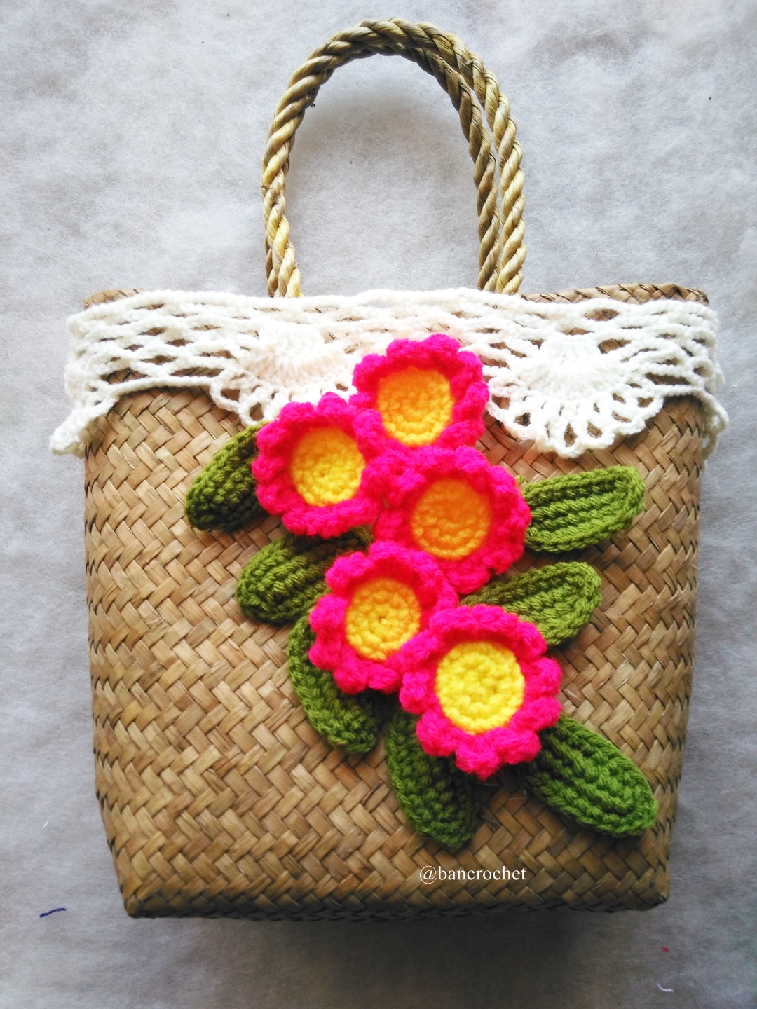 กระเป๋ากระจูดสาน ประดับดอกไม้ ขนาด 7*7*3.5*9.5 นิ้ว basket weave bags ธรรมชาติ 7*7*3.5*9.5 นิ้ว