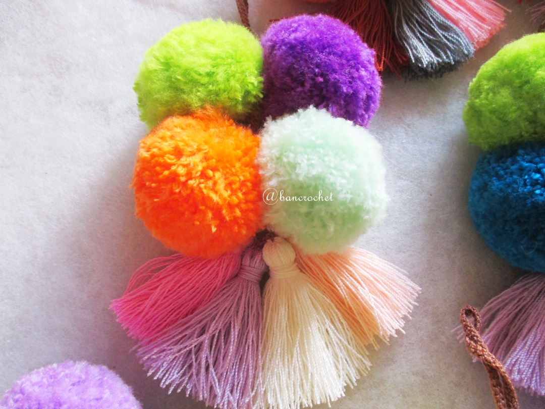 พู่+ปอมปอมแขวนกระเป๋าถักโครเชต์ pompom
