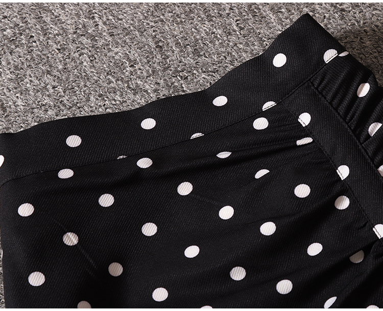Skirt366 กระโปรงเอวสูงชายระบายลายจุดสีดำ ซิปหลัง มีซับใน ผ้าโพลีเนื้อดีเรียบสวยไม่ยับง่าย งานดีทรงดีลายสวย ดีเทลเก๋ๆ ดีงาม แมทช์กับเสื้อทรงไหนก็เข้า ใส่เที่ยว/ใส่ทำงานได้