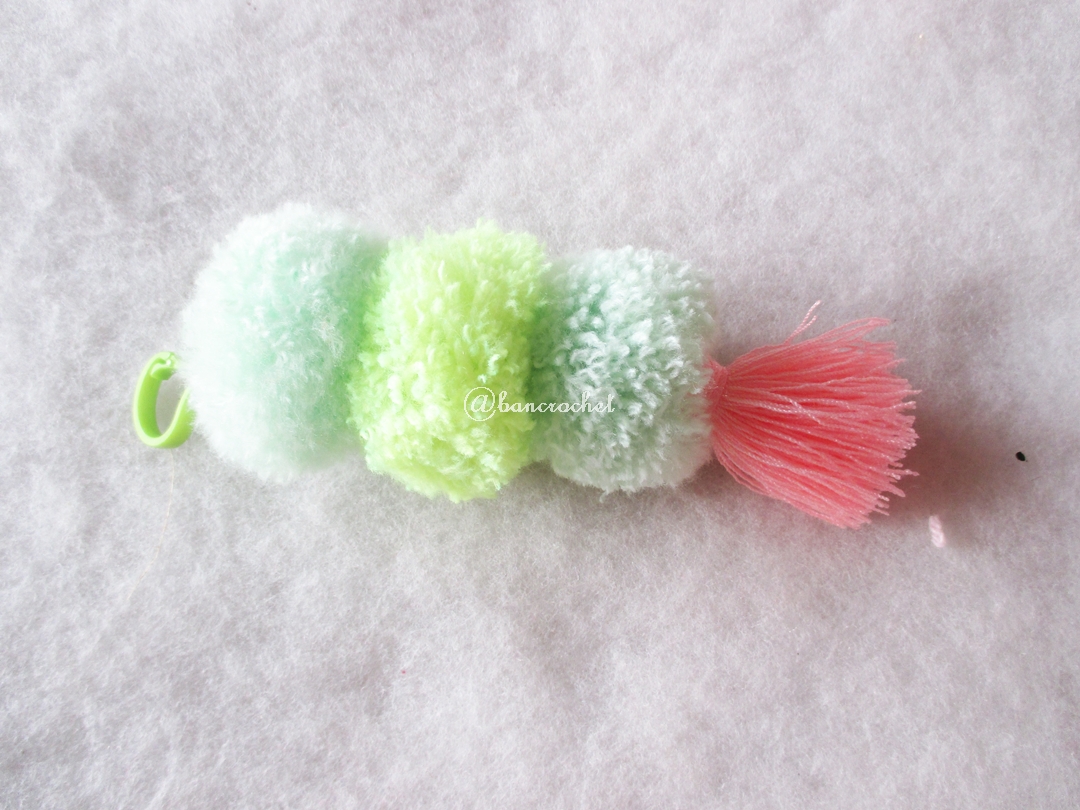 พวงกุญแจปอมปอม pompoms crochet keychain