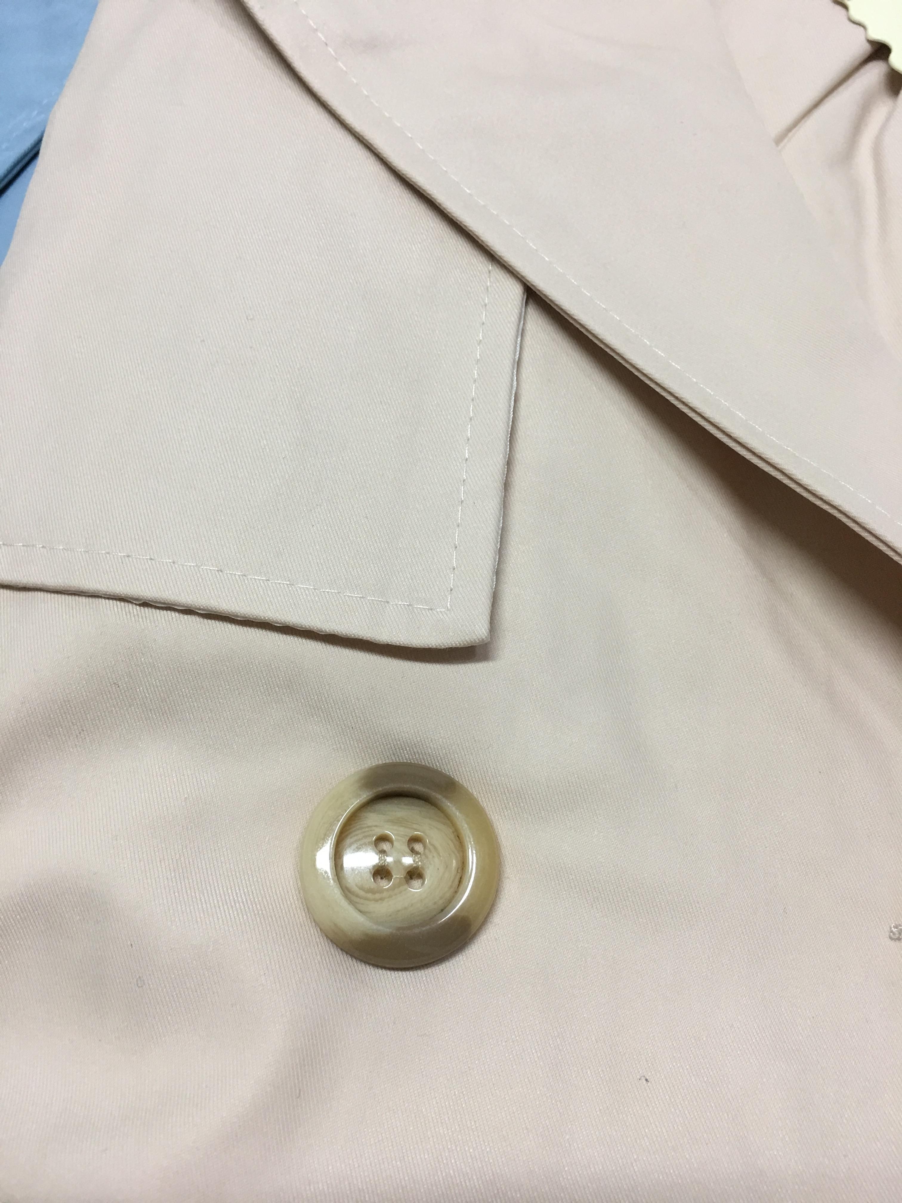 เสื้อโค้ท สีครีม ใส่คลุมตัวนอกกันหิมะได้ ผ้าในล่อนเนื้อดีบุซับในกันลม ดูไม่หนา แต่อุ่นพอตัวเลยจ้า งานดีคุณภาพตามแบบเลยจ้า งานตามแบบ