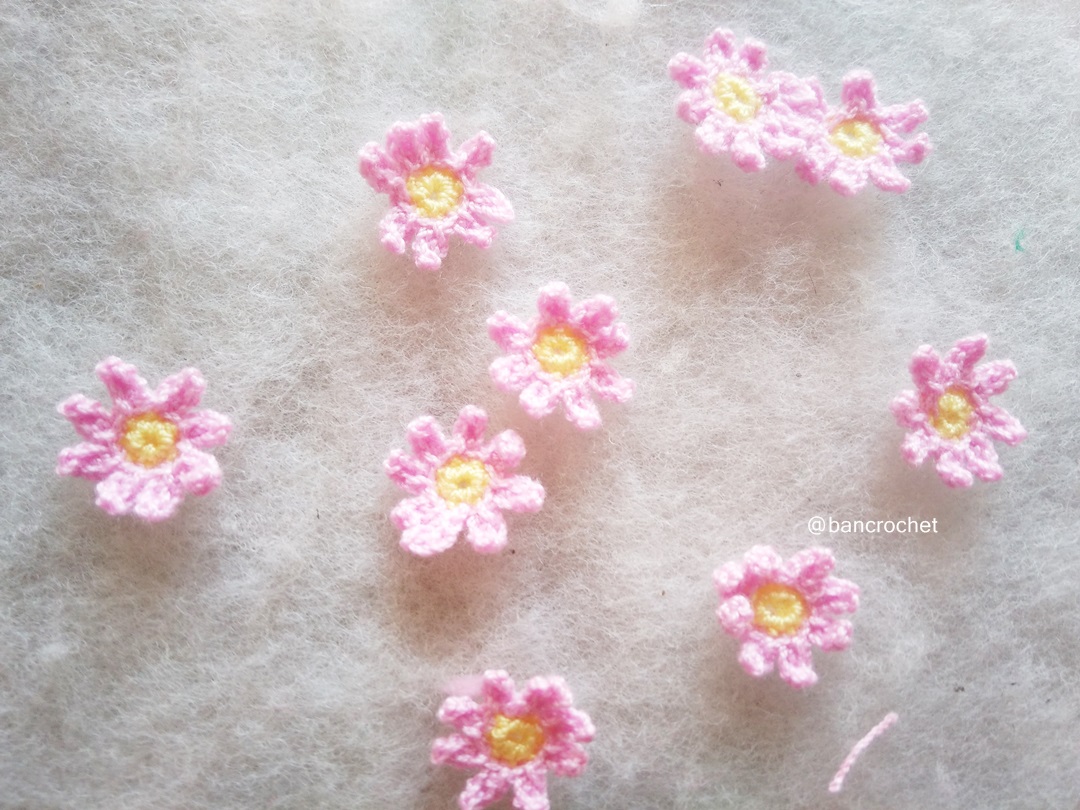Bancrochet ดอกไม้จิ๋วถักโครเชต์ crochet mini flowers สีชมพูอ่อน 0.5 นิ้ว