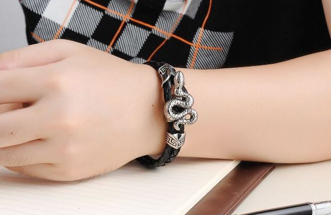 สร้อยข้อมือผู้ชาย กำไลข้อมือผู้ชาย สายหนังแท้ สีดำ ถัก 2 ชั้น ใส่ จี้ งู สีเงิน Stainless Steel แท้ ของขวัญ สำหรับคนเกิด ปีมะโรง ปีงู 317037