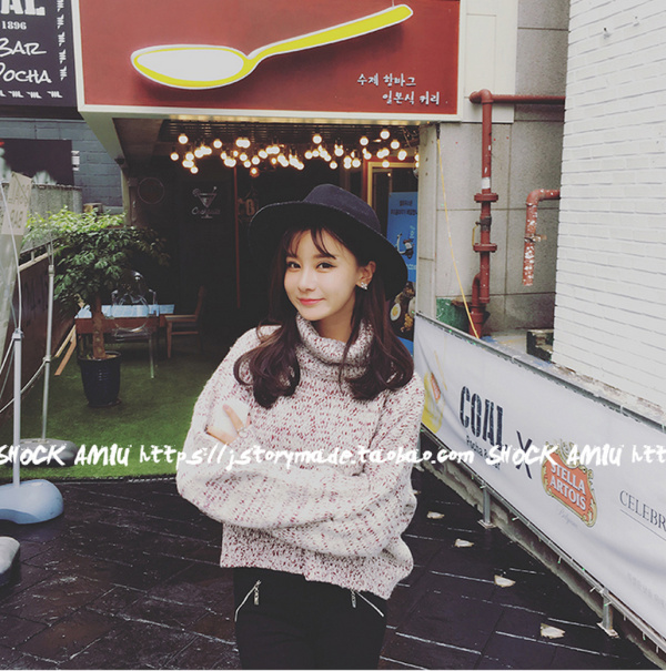 เสื้อไหมพรมเอวลอย คอเต่าพับได้ตามต้องการ ยืดได้เยอะ ทรงเก๋ๆ จะใส่เดี่ยวไหรือใส่โค้ทคลุมก็สวยจ้า