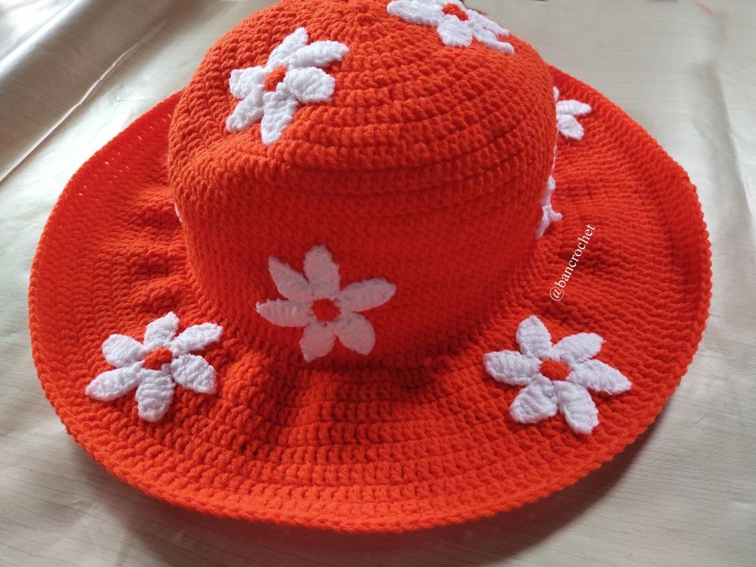 Bancrochet หมวกถักโครเชต์สีส้มสดใสประดับดอกไม้ crochet hat ส้ม