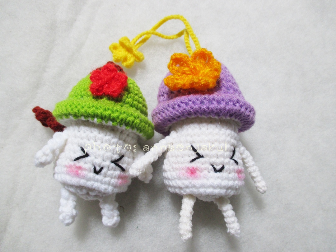 ที่ห้อยกระเป๋าเห็ดถักสีม่วง