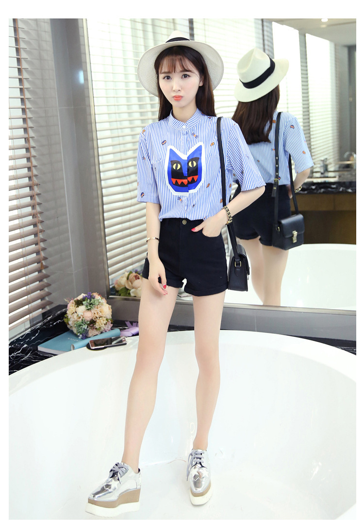 Blouse3691 เสื้อเชิ้ตแฟชั่นลายริ้วสีฟ้าขาวทรงโอเวอร์ไซส์ กระดุมผ่าหน้า ผ้าไมโครเนื้อดีเรียบสวยไม่ยับง่าย งานน่ารักดีเทลดีงาม แมทช์กับกระโปรงหรือกางเกงก็ดูดีไม่แพ้กัน