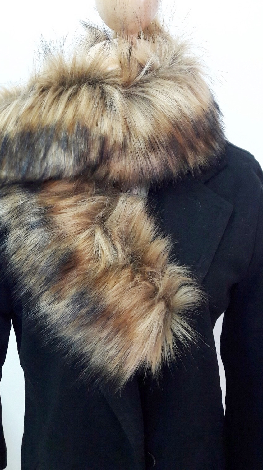 ขนเฟอร์ fur สีน้ำตาลอ่อนแซมดำ ขนฟูนุ่ม ใช้ติดเสื้อหนาว หรือใช้พันคอเพิ่มความเก๋ มิกได้กับทุกชุด มาพร้อมกระดุมใส