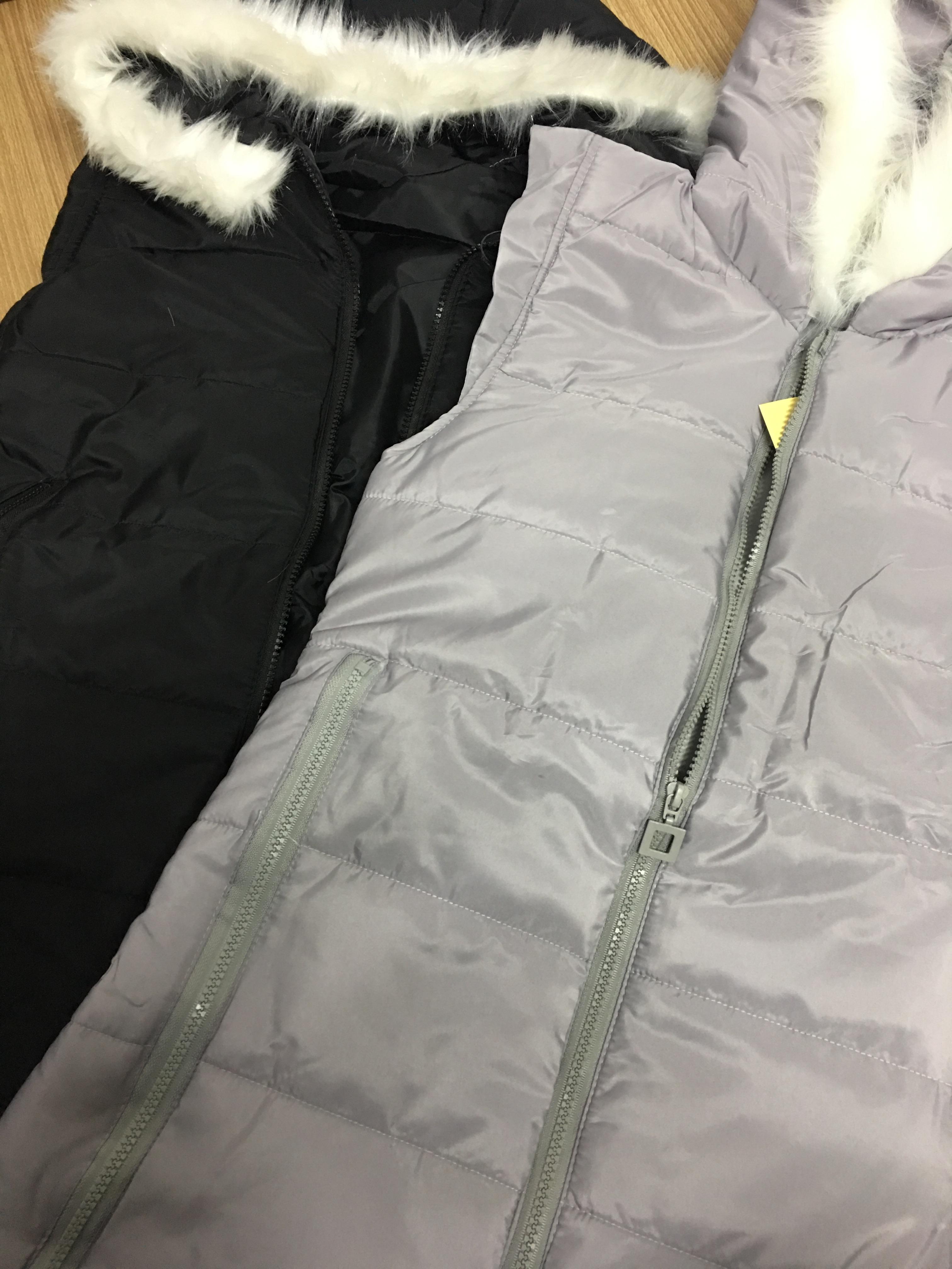 ** มีตำหนิ**เสื้อกั๊กกันหนาว บุนวมฟูๆ แต่งขนเฟอร์สีขาวที่ฮู้ด ผ้าร่มเนื้อดีกันลม เกาหลีมากๆ