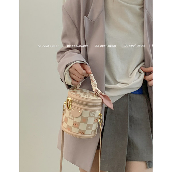 กระเป๋าสะพายข้างผู้หญิง กระเป๋าสะพายสไตล์เกาหลี By Japanese フェンディ authentic bag