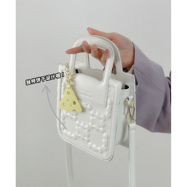 กระเป๋าสะพายข้างผู้หญิง กระเป๋าสะพายสไตล์เกาหลี By Japanese フェンディ authentic bag