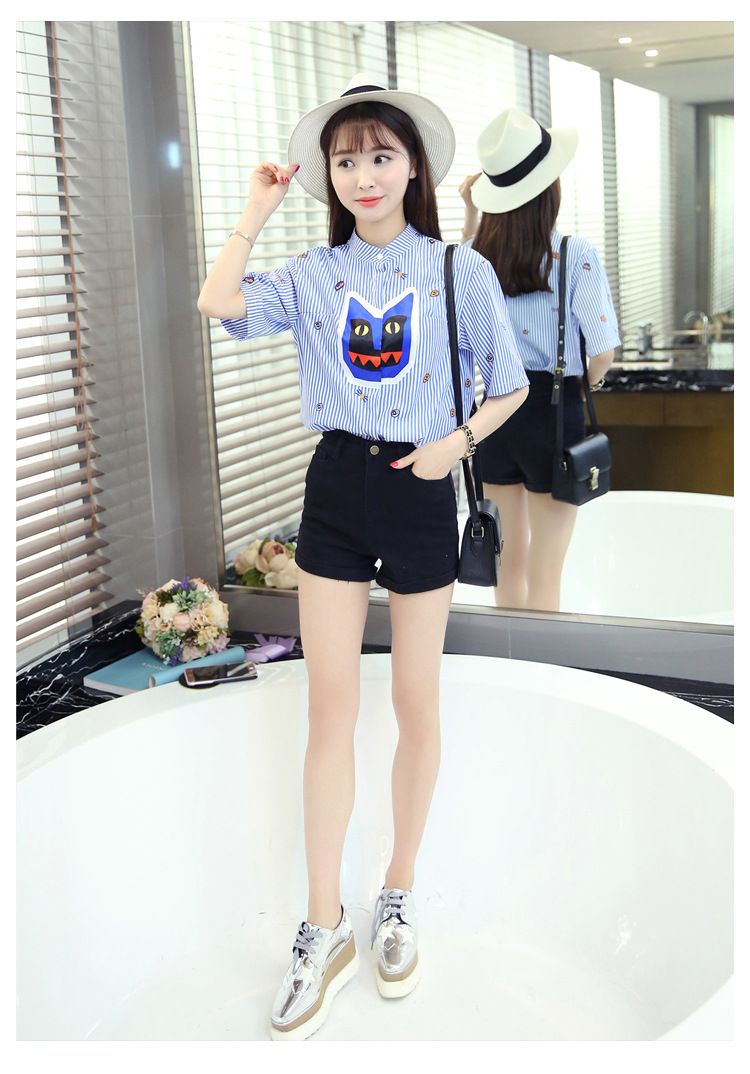 Blouse3691 เสื้อเชิ้ตแฟชั่นลายริ้วสีฟ้าขาวทรงโอเวอร์ไซส์ กระดุมผ่าหน้า ผ้าไมโครเนื้อดีเรียบสวยไม่ยับง่าย งานน่ารักดีเทลดีงาม แมทช์กับกระโปรงหรือกางเกงก็ดูดีไม่แพ้กัน