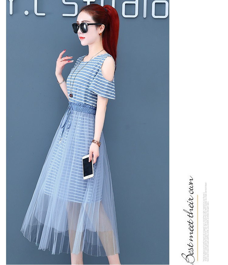 Dress4619 เซ็ท(เดรส+กระโปรง) เดรสยาวเว้าไหล่ลายริ้วสีฟ้าขาวผ้านุ่มยืดหยุ่นสูง+กระโปรงยาวผ้ามุ้งสองชั้นเอวยางยืดสีฟ้าเข้าชุด งานน่ารักเก๋ๆ ดูดีไม่ซ้ำใคร แมทช์ได้ลงตัว ใส่ได้ทุกโอกาส