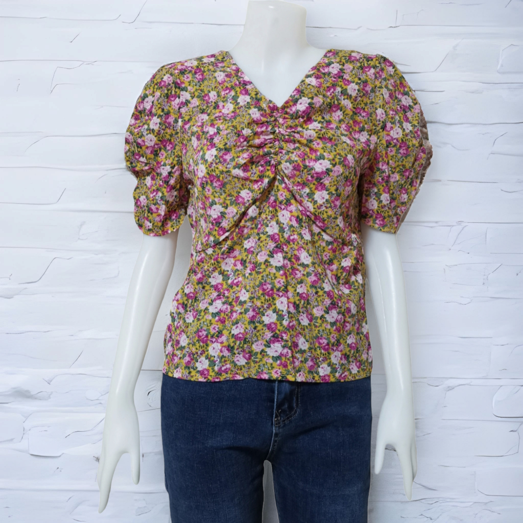 Blouse4056 เสื้อชีฟองลายดอกไม้ชมพูพื้นสีเหลือง แต่งสม็อคกลางอกดูมีทรง ผ้าชีฟองเกรดพรีเมียมเนื้อดีมีน้ำหนักนุ่มใส่สบาย