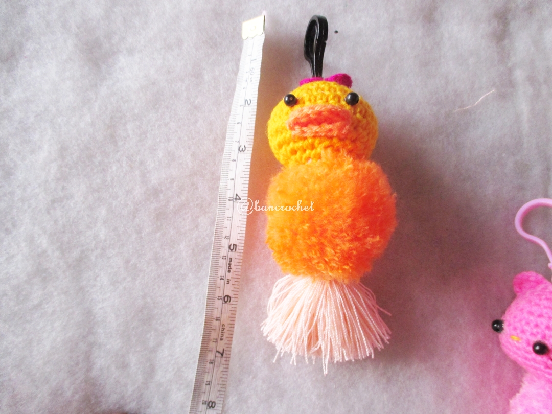 พวงกุญแจปอมปอมเป็ดเหลือง pompoms duck crochet keychain