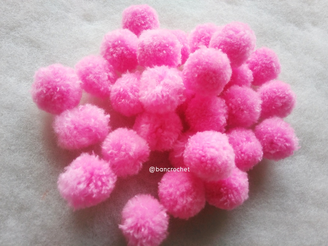 ปอมปอมไหมพรม ขนาด 2.5-3 ซม pom poms crochet ชมพูเข้ม 2.5-3 ซม.