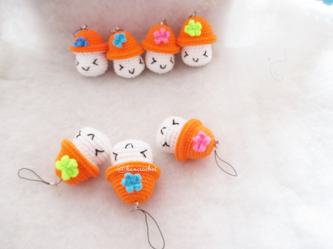พวงกุญแจเห็ดถัก สีส้ม