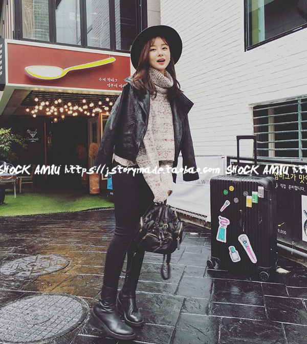 เสื้อไหมพรมเอวลอย คอเต่าพับได้ตามต้องการ ยืดได้เยอะ ทรงเก๋ๆ จะใส่เดี่ยวไหรือใส่โค้ทคลุมก็สวยจ้า