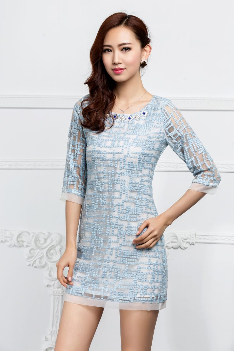 Dress4237 เดรสลูกไม้ผ้าแก้วโทนสีฟ้า คอแต่งมุก แขนยาวสี่ส่วน ซิปข้าง มีซับในอย่างดีทั้งชุด งานดีทรงดีดูสวยแพง ใส่ออกงานได้