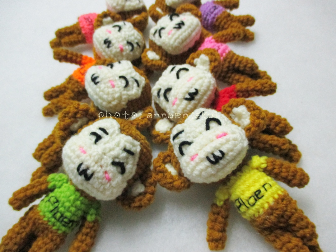 พวงกุญแจลิงเสื้อหลากสี