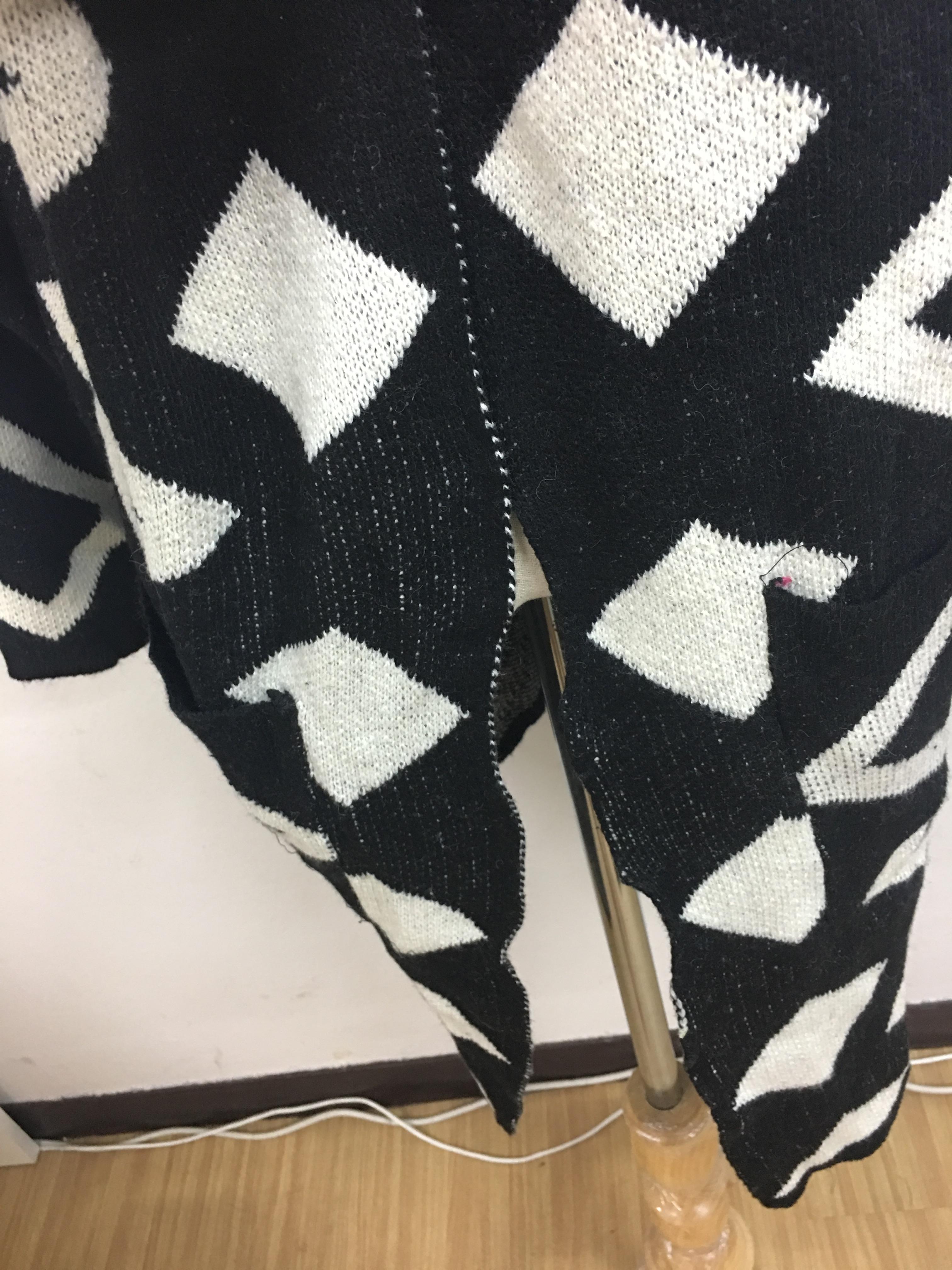 เสื้อคลุมกันหนาว ยาว 34 นิ้ว ไหมพรม มีฮู๊ด ทอลายขาวดำ เก๋ๆ