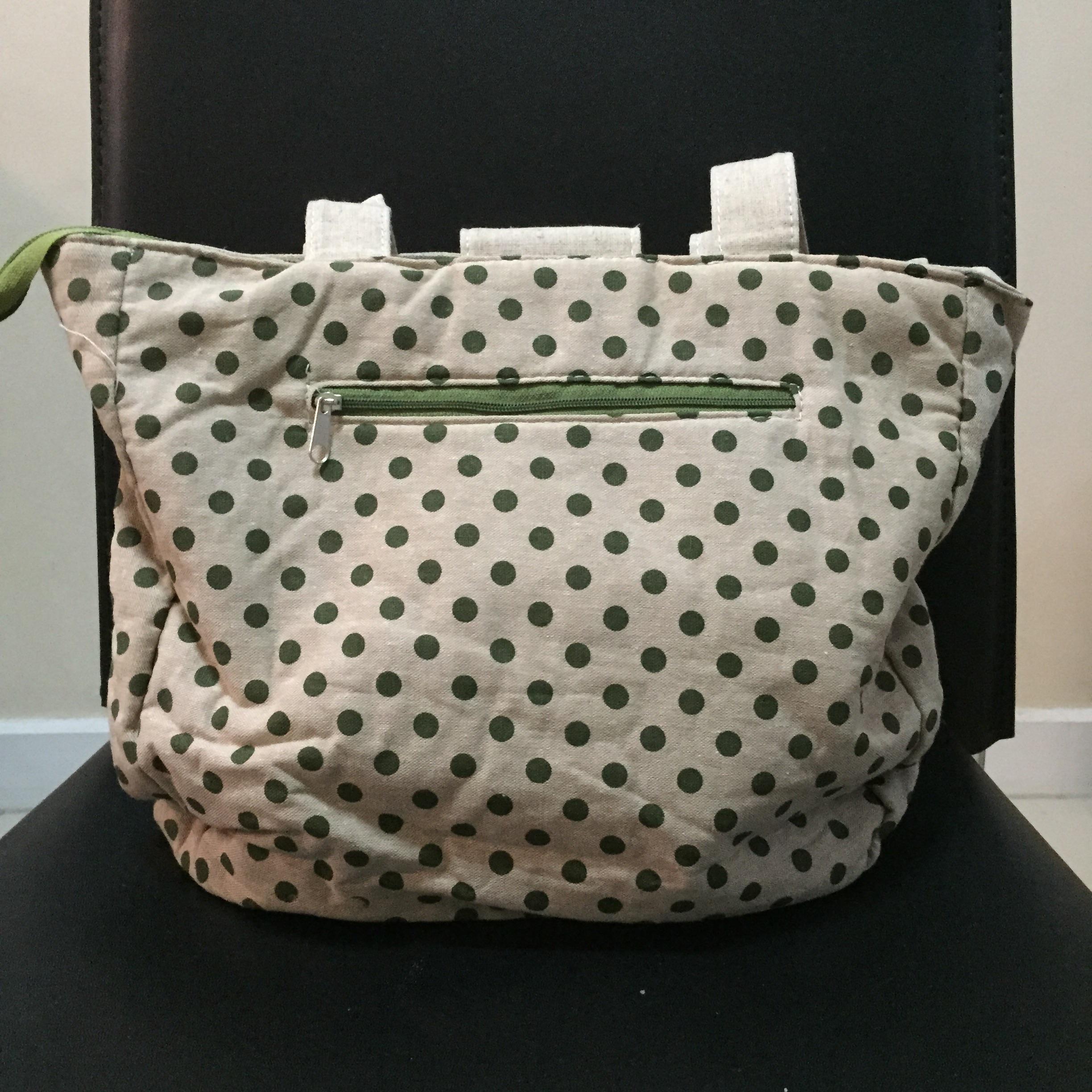 กระเป๋าผ้าใบกลาง จุของได้เยอะ ใครชอบแนวนี้จัดเลยค่ะ