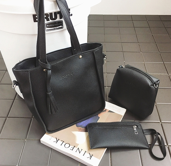 (สีเทา,สีดำ)สุดคุ้ม ซื้อ 1 ได้ถึง 3 กระเป๋าสะพายหนังทรงสวย + กระเป๋าใบเล็กอีก 2 ใบ เทาอ่อน (ตามภาพรายละเอียด)