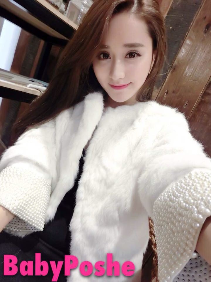 เสื้อคลุมขนเฟลอ ฟูๆ นิ่มๆ อลังการสุดๆ ด้วยแขนแต่งมุขเก๋ๆ ขาว