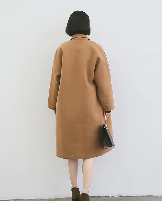 เสื้อโค้ทกันหนาว ทรงสวย สีน้ำตาลครีม แบบผู้ดี ผ้าวูลผสมผิวสัมผัสดี ผ้าเนื้อหนา บุซับในกันลม จะใส่คลุม หรือใส่เป็นเสื้อโค้ทปกติก็เก๋ค่า งานดีเลยน้ารุ่นนี้ พร้อมส่งจ้า สีน้ำตาลครีม โทนอ่อนกว่าในภาพนิดนึง