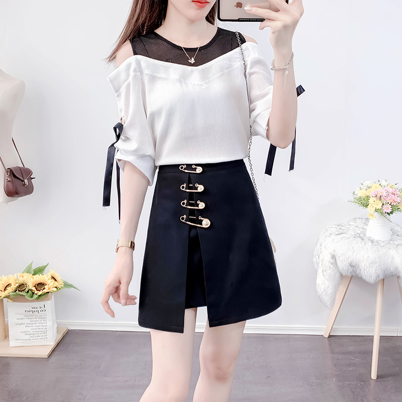 Blouse3794 เสื้อแฟชั่นเว้าไหล่ ช่วงบ่าแต่งผ้าตาข่ายสีดำ แขนผูกโบว์เก๋ๆ ผ้าโพลีเนื้อดีหนาทึบแสงสีพื้นขาว งานน่ารักผ้าเนื้อดีนุ่มใส่สบาย แมทช์กับกระโปรงหรือกางเกงได้หลายสไตล์