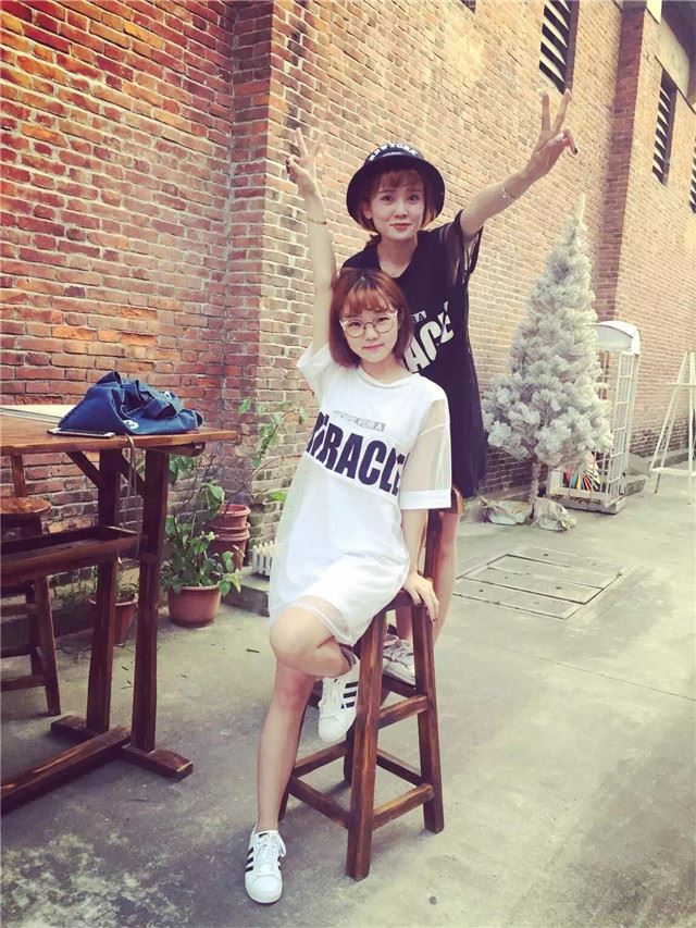 เดรส ผ้าตาข่าย แนวๆ มี 2 ชิ้นนะคะ เสื้อตัวในสกรีนลาย ตัวนอกผ้าตาข่ายแต่งลายอีกชั้น จะใส่รวมหรือแยกก็เก๋จ้า สีขาว/สีดำ