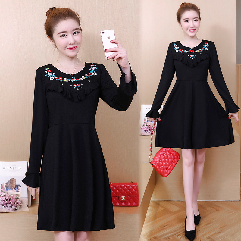 Dress4499 Big Size เดรสแขนยาวสีดำไซส์ใหญ่ ช่วงอกปักลายดอกไม้แต่งระบายเล็กๆ ซิปหลังใส่ง่าย ผ้าคอตตอนบอดี้สูทเนื้อดีมีน้ำหนักทิ้งตัวยืดขยายได้เยอะ งานดีเกรดพรีเมียมสวยเหมือนราคาหลักพัน ใส่เที่ยว/ใส่ทำงานได้