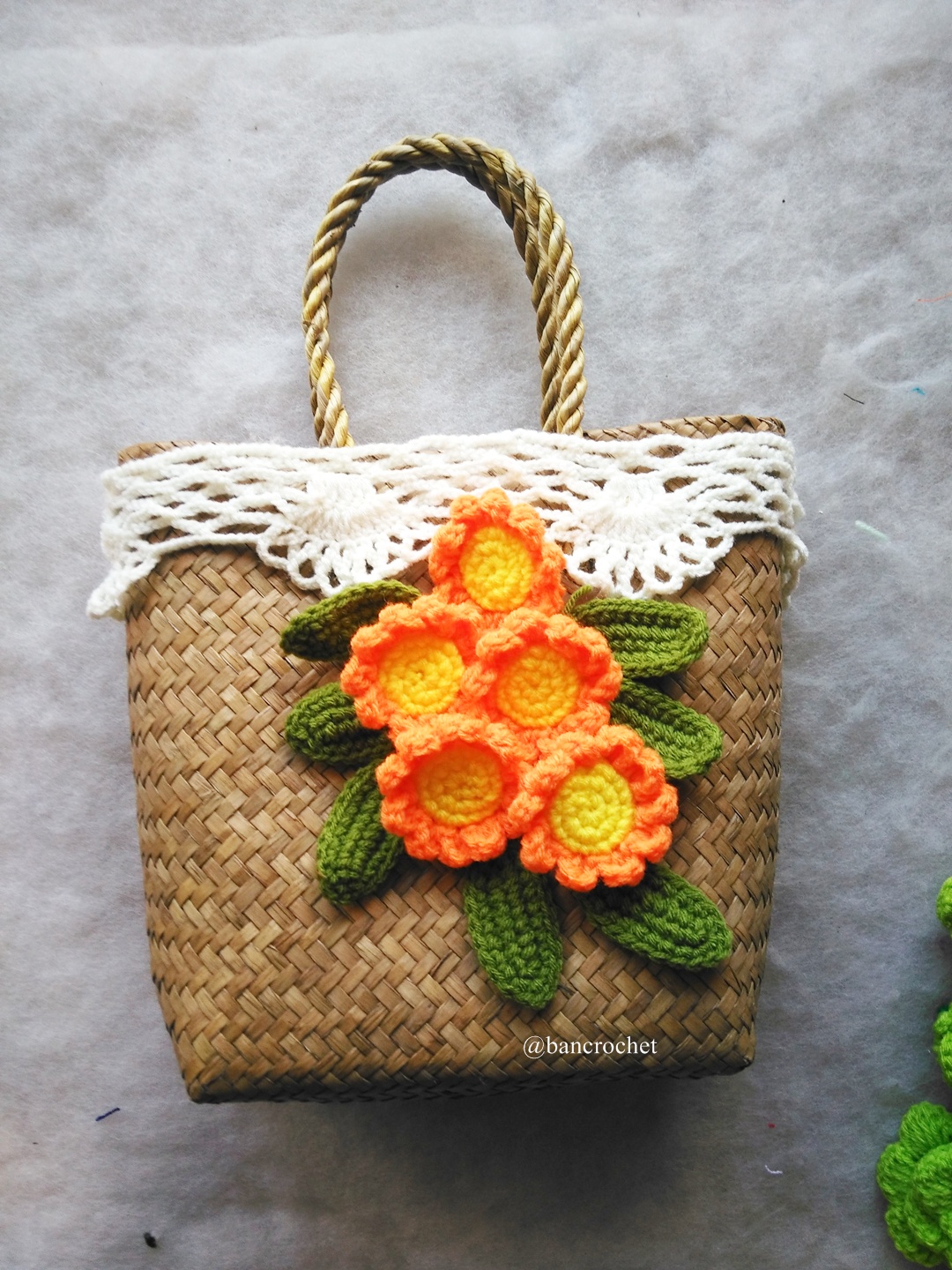 กระเป๋ากระจูดสาน ประดับดอกไม้ ขนาด 7*7*3.5*9.5 นิ้ว basket weave bags ธรรมชาติ 7*7*3.5*9.5 นิ้ว