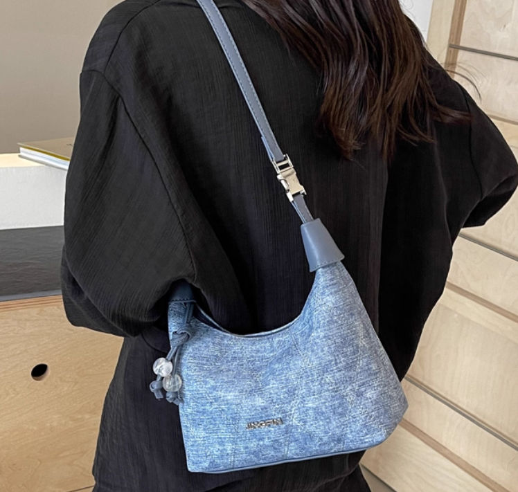 กระเป๋าสะพายข้าง ผู้หญิง ผ้ายีนส์ กระเป๋าสะพายใหญ่ สวย ๆ ผสมผสาน กับหนังแท้ อย่างลงตัว 217973