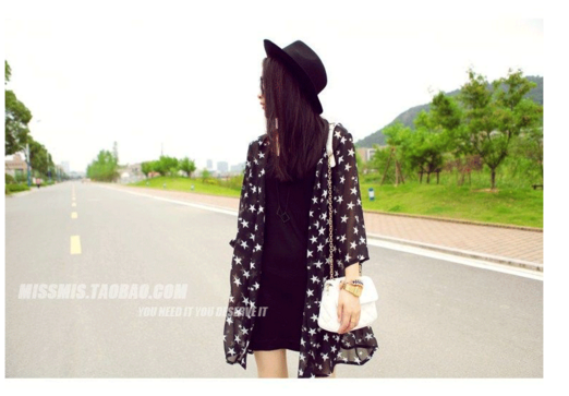 เสื้อคลุมแฟชั่น ผ้าชีฟองลายดาว ใส่คลุมเก๋ๆ ใส่สบาย พร้อมส่งจ้า ดำ/ขาว