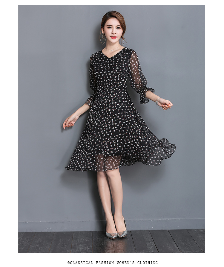 Dress4294 เดรสยาวทรงสวยลายดอกไม้เล็กๆ พื้นสีดำ แขนยาวสี่ส่วนแต่งระบาย คอวีใส่แล้วดูผอมเพรียว ซิปหลังใส่ง่าย เย็บติดซับในอย่างดีทั้งชุด ผ้าชีฟองเนื้อนุ่มมีน้ำหนักทิ้งตัว งานดีใส่สวยดูเรียบหรู งานสวยใส่ได้ทุกโอกาส