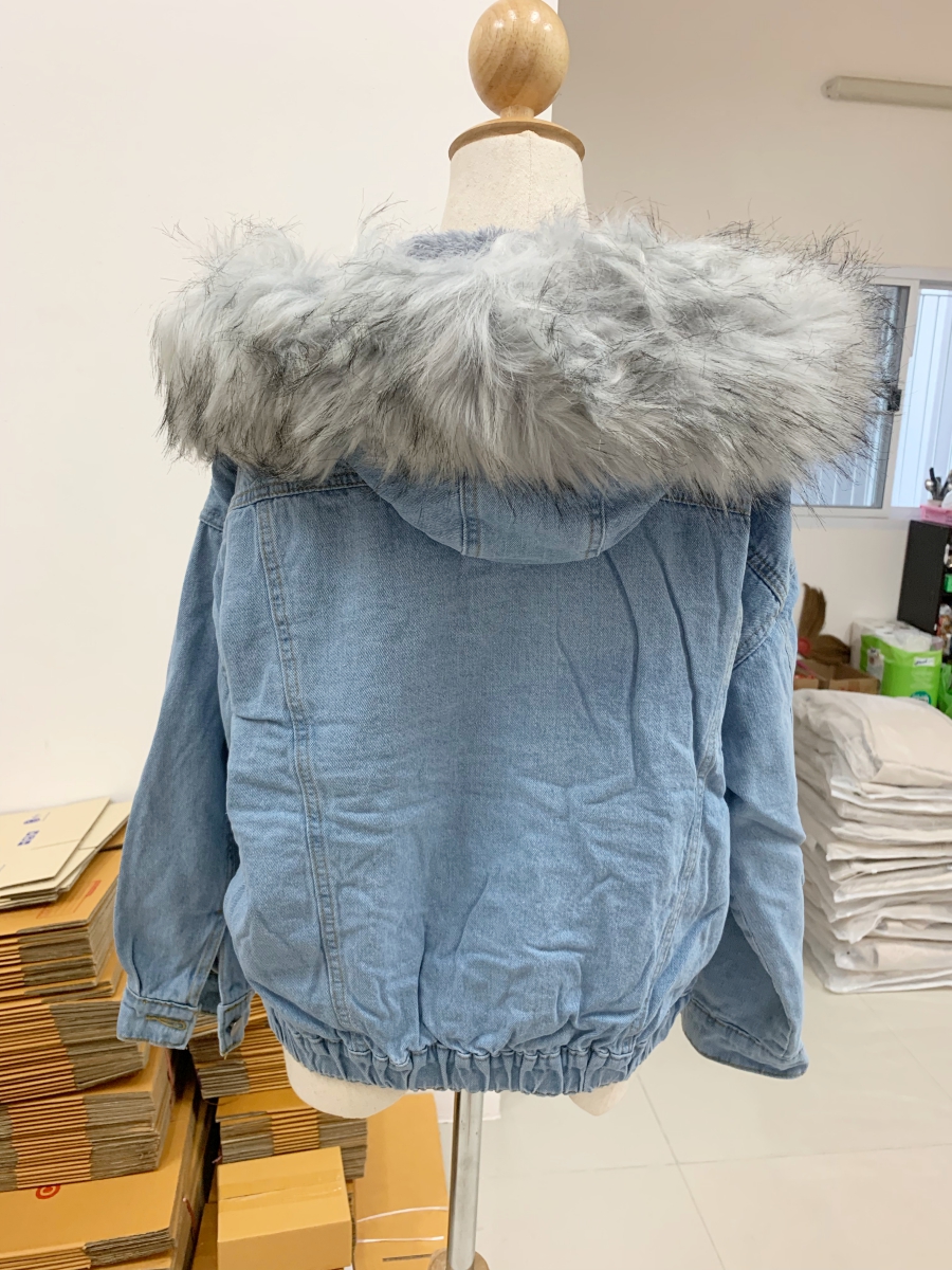 เสื้อกันหนาว ช่วงตัวเป็นผ้ายีนส์ ด้านในบุขนช่วงตัว ช่วงแขนบุซับในกันลม พร้อมขนเฟลอฟูนุ่มมาก งานดี การรันตีจ้า มี 3 สีน้า same pic