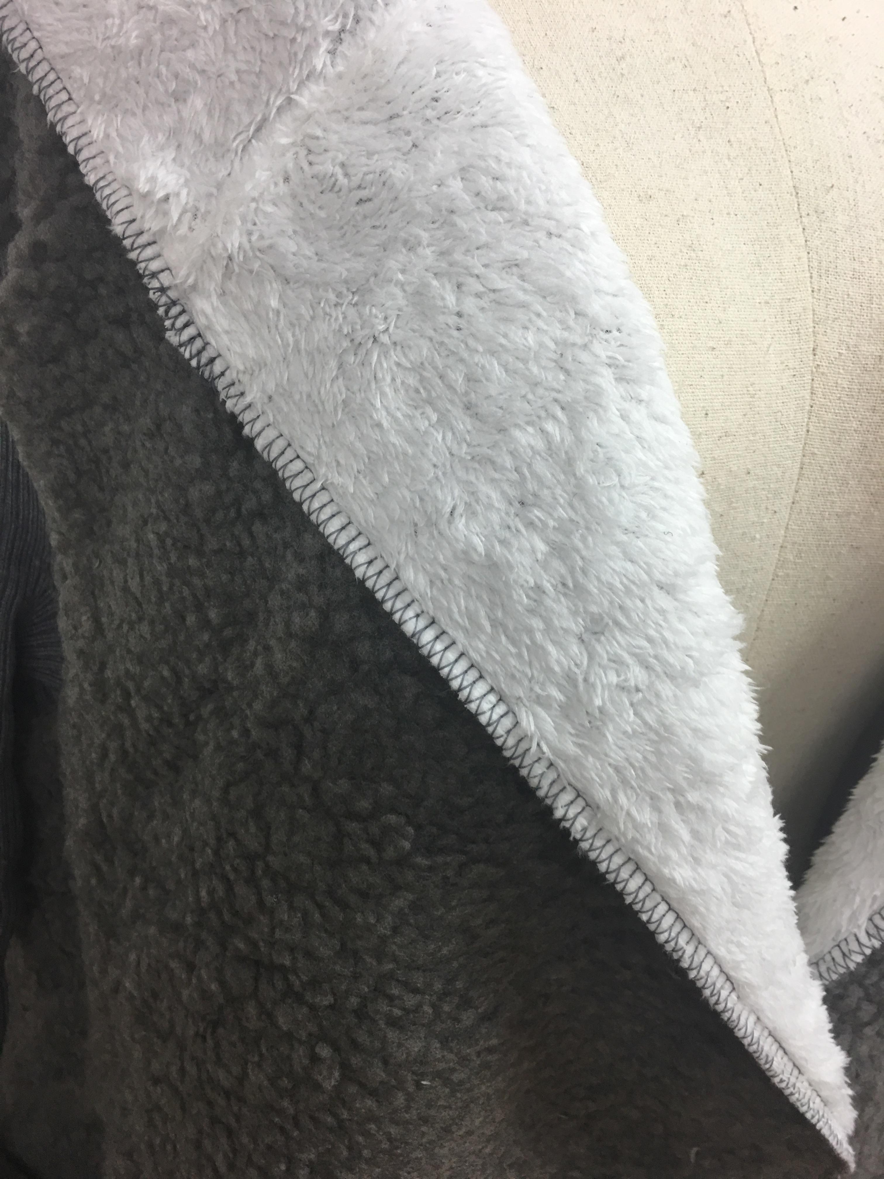 เสื้อกันหนาวฮู้ดดี้ ขนแกะ ด้านในบุขนแมวสีขาวเนื้อนิ่ม อุ่น ช่วงแขนเป็นไหมพรม แต่งกระเป๋าด้านข้าง น่ารักมากๆ งานตามแบบเลยจ้าา