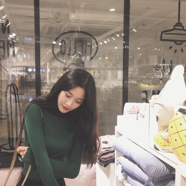 สีเขียว : เสื้อสเวตเตอร์ ไหมพรมคอตั้ง ลายทางในตัว ผ้ายืดได้เยอะ