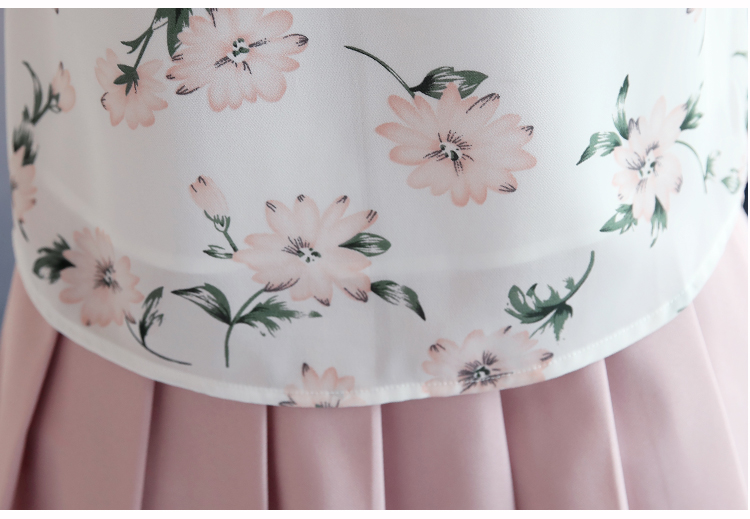 Blouse3788 เสื้อชีฟองสีครีมลายดอกไม้สีชมพู แต่งระบายที่คอ ช่วงอกและปลายแขน ผ้าชีฟองเกรดพรีเมียมเนื้อดีหนาสวย มีซับในอย่างดี งานสวยผ้านุ่มใส่สบาย แมทช์กับอะไรก็สวย