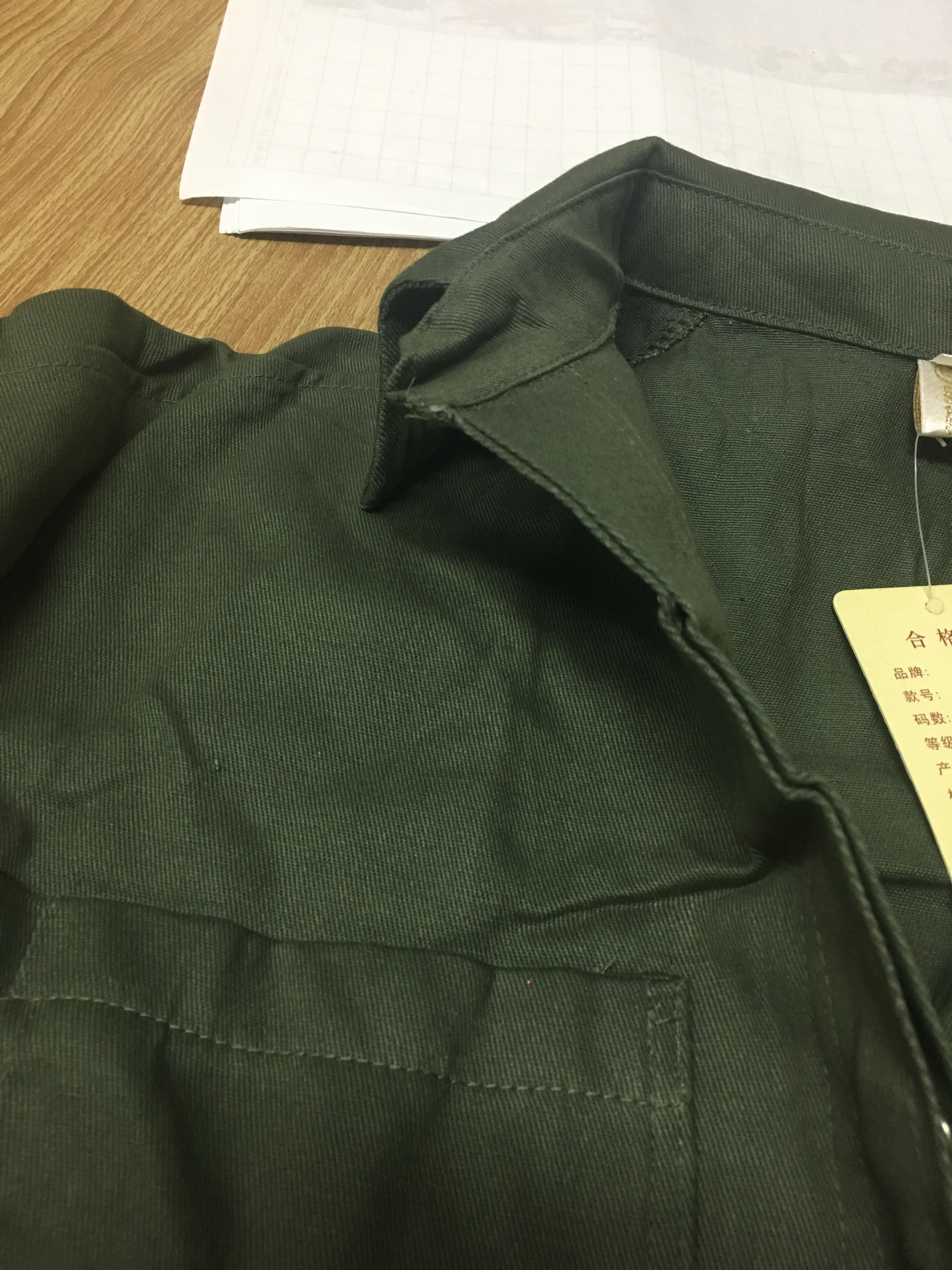 เสื้อคลุมสไตล์เกาหลี สีเขียวทหาร เข้มกว่ารูปนางแบบ มีภาพสินค้าจริงด้านใน ทรงสวย ไม่มีซับใน ใส่คลุมกำลังดี เท่ๆ สีเขียวทหาร