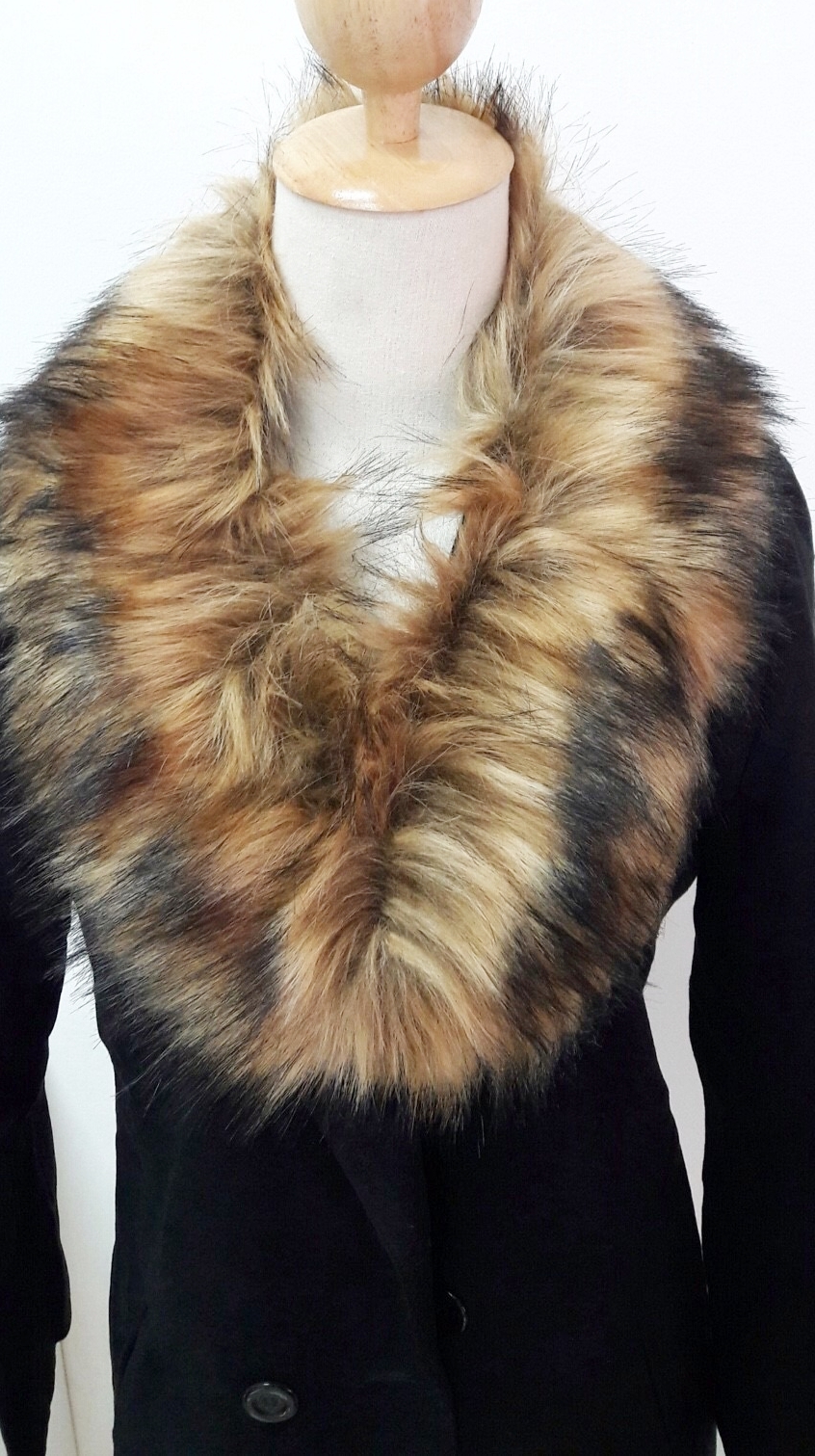 ขนเฟอร์ fur สีน้ำตาลอ่อนแซมดำ ขนฟูนุ่ม ใช้ติดเสื้อหนาว หรือใช้พันคอเพิ่มความเก๋ มิกได้กับทุกชุด มาพร้อมกระดุมใส