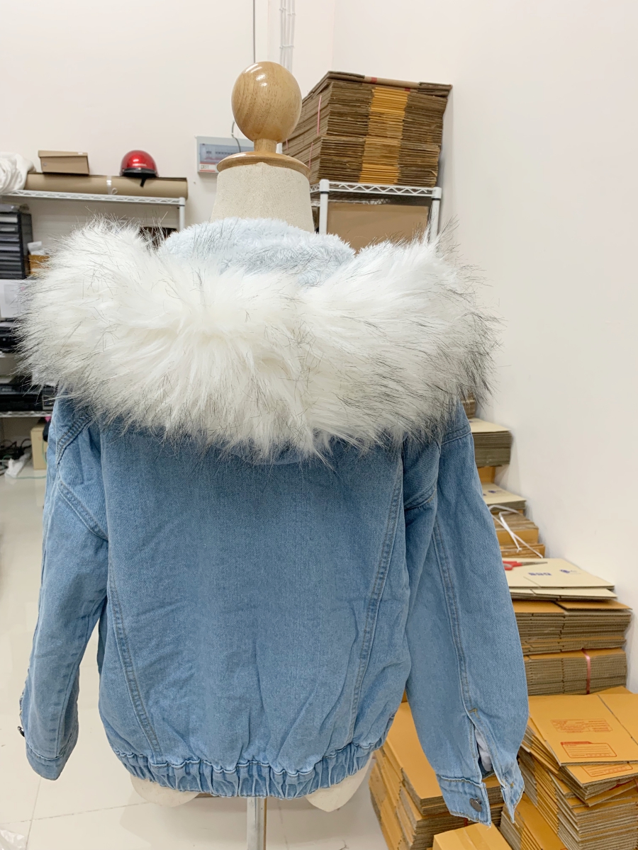 เสื้อกันหนาว ช่วงตัวเป็นผ้ายีนส์ ด้านในบุขนช่วงตัว ช่วงแขนบุซับในกันลม พร้อมขนเฟลอฟูนุ่มมาก งานดี การรันตีจ้า มี 3 สีน้า same pic