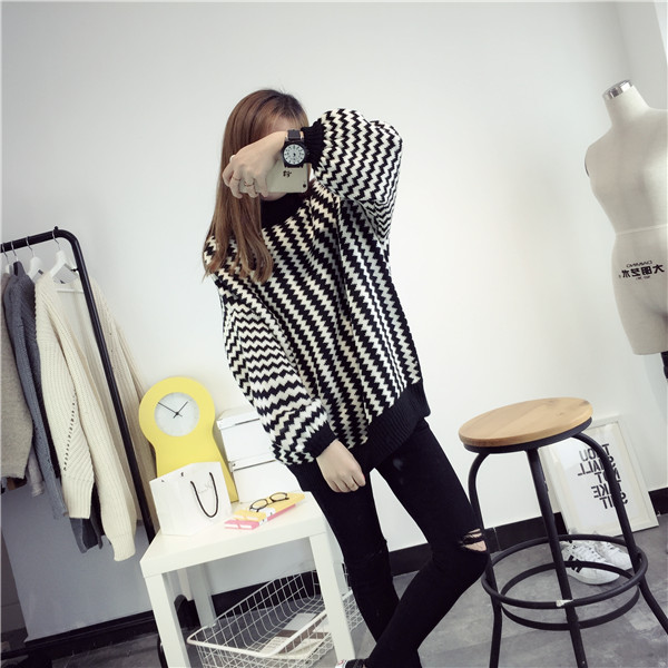 เสื้อไหมพรมคอปีน เนื้อดี ลายขาวดำเก๋ๆ ทรงสวย ไม่เหมือนใคร พร้อมส่งจ้า