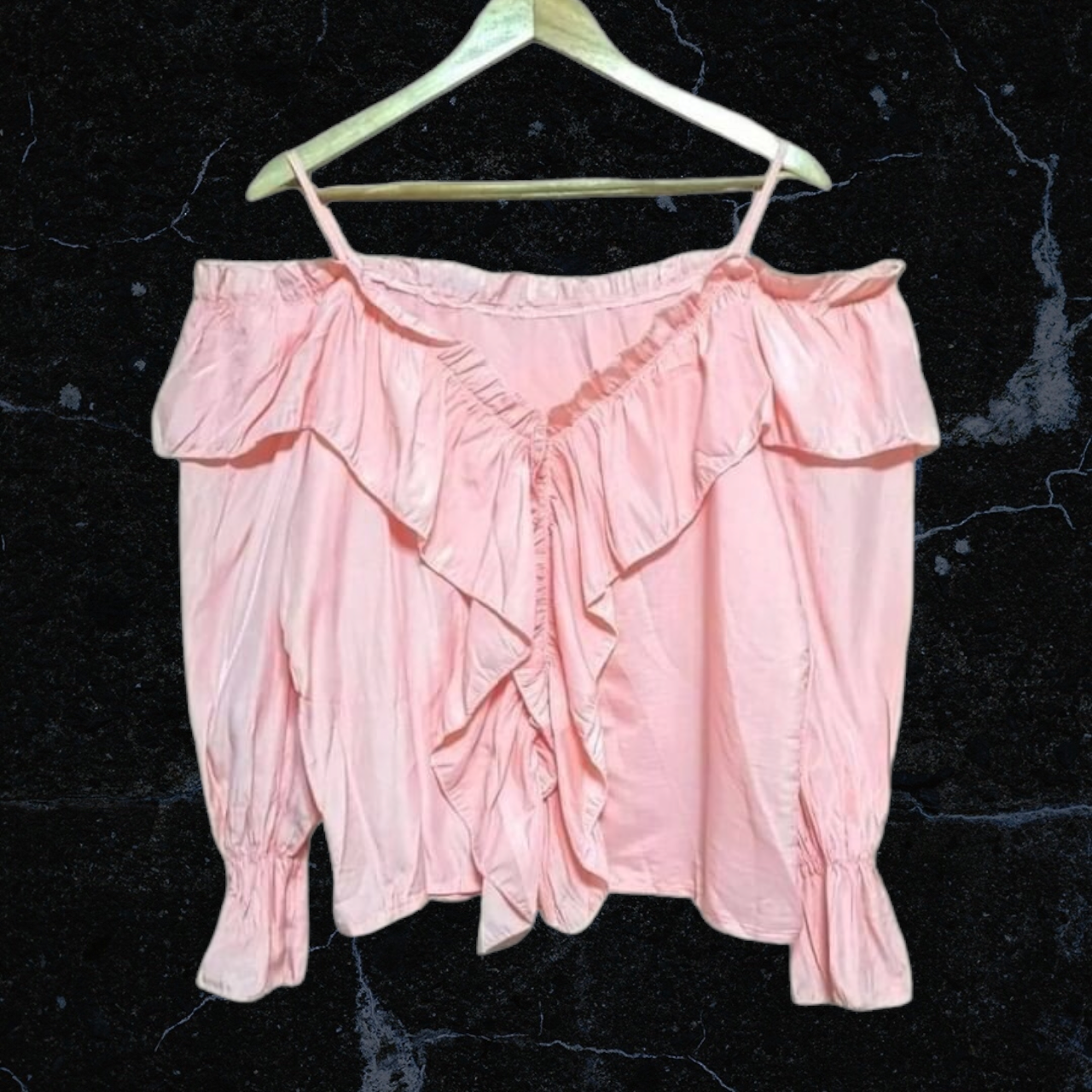 Blouse3975 เสื้อเปิดไหล่แขนยาวสีชมพู แต่งระบายฟรุ้งฟริ้งรอบบ่าและด้านหน้า ผ้าสปันเนื้อดีมีน้ำหนักใส่สบาย งานดีผ้านุ่มน่าใส่ แมทช์กับขาสั้นหรือขายาวก็น่ารักไม่แพ้กัน