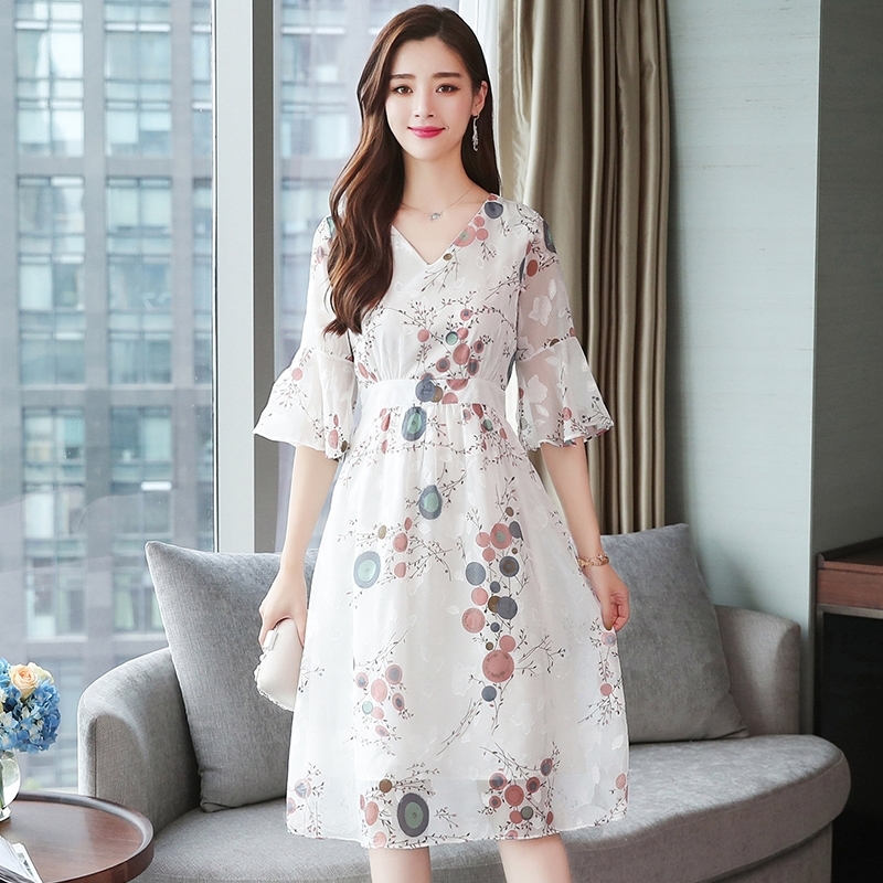 Dress4396 เดรสยาวลายดอกไม้พื้นสีขาว แขนสามส่วนระบาย ซิปข้างใส่ง่าย มีซับในอย่างดีทั้งชุด ทรงคอวีใส่แล้วดูเพรียว