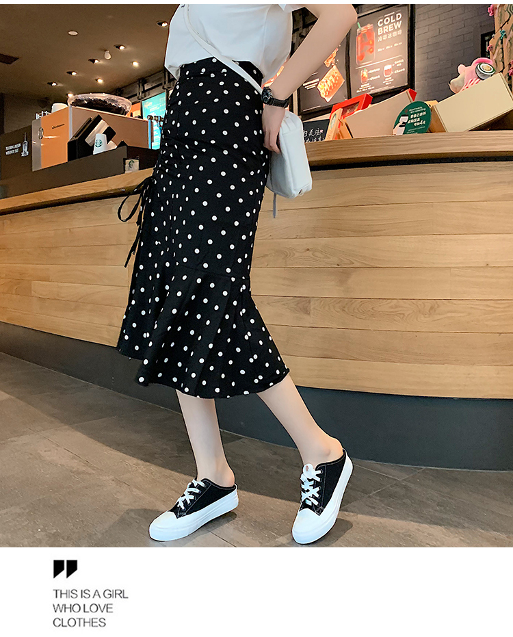 Skirt366 กระโปรงเอวสูงชายระบายลายจุดสีดำ ซิปหลัง มีซับใน ผ้าโพลีเนื้อดีเรียบสวยไม่ยับง่าย งานดีทรงดีลายสวย ดีเทลเก๋ๆ ดีงาม แมทช์กับเสื้อทรงไหนก็เข้า ใส่เที่ยว/ใส่ทำงานได้