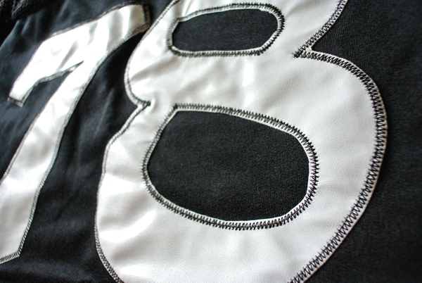 เสื้อยืดสไตล์ hiphop หน้าอกปักเลข78