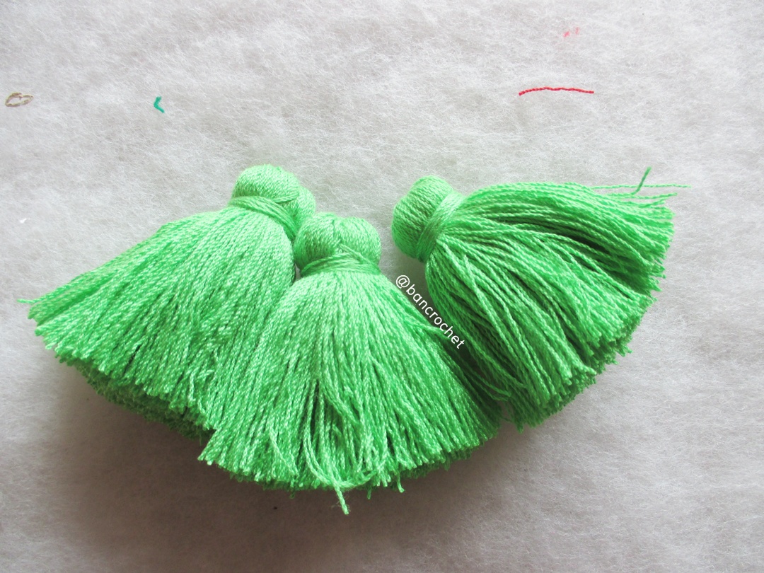 พู่แบบหนาฟู ขนาด 2 นิ้ว 4 ply tassel crochet acrylic yarn 4 ply เขียวใบไม้ 2 นิ้ว