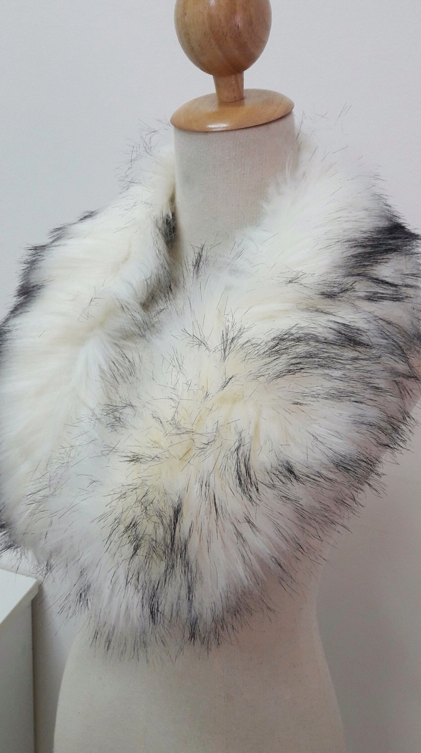 ขนเฟอร์ fur สีขาวปลายแซมดำ ขนฟูนุ่ม ใช้ติดเสื้อหนาว หรือใช้พันคอ เพิ่มความเก๋ มิกได้กับทุกชุด มาพร้อมกระดุมใส